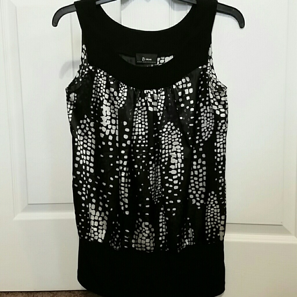 Womens/Juniors sleeveless top